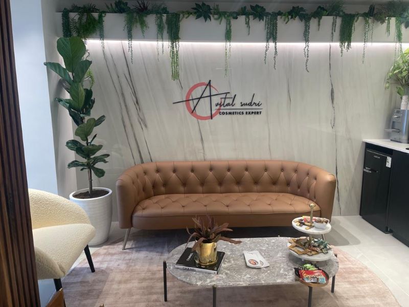 אביטל הקוסמטיקאית